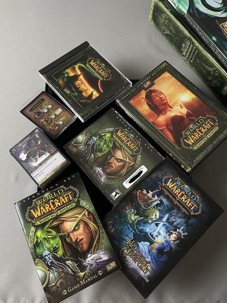 Коллекционное издание World of Warcraft The Burning Crusade с игровыми аксессуарами.